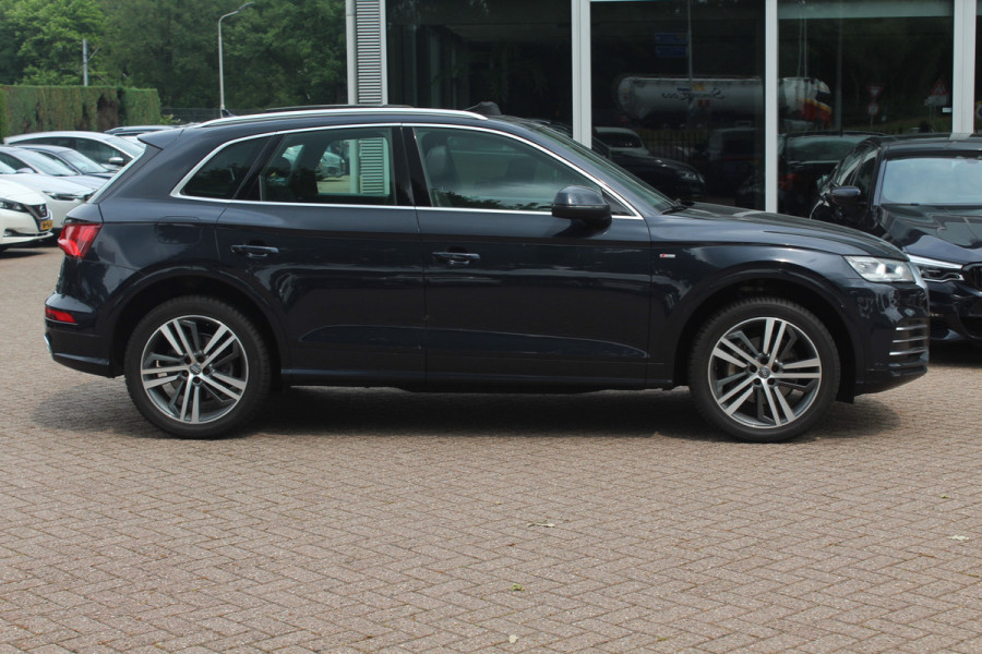 Audi Q5 2.0 TFSI quattro Launch Edition / Trekhaak / Panoramadak / Half leder / B&O / 20'' / Standverwarming / Parkeerhulp V+A / Navigatie / Cruise Control