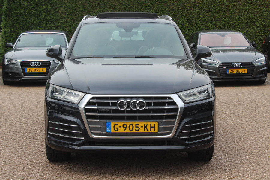 Audi Q5 2.0 TFSI quattro Launch Edition / Trekhaak / Panoramadak / Half leder / B&O / 20'' / Standverwarming / Parkeerhulp V+A / Navigatie / Cruise Control