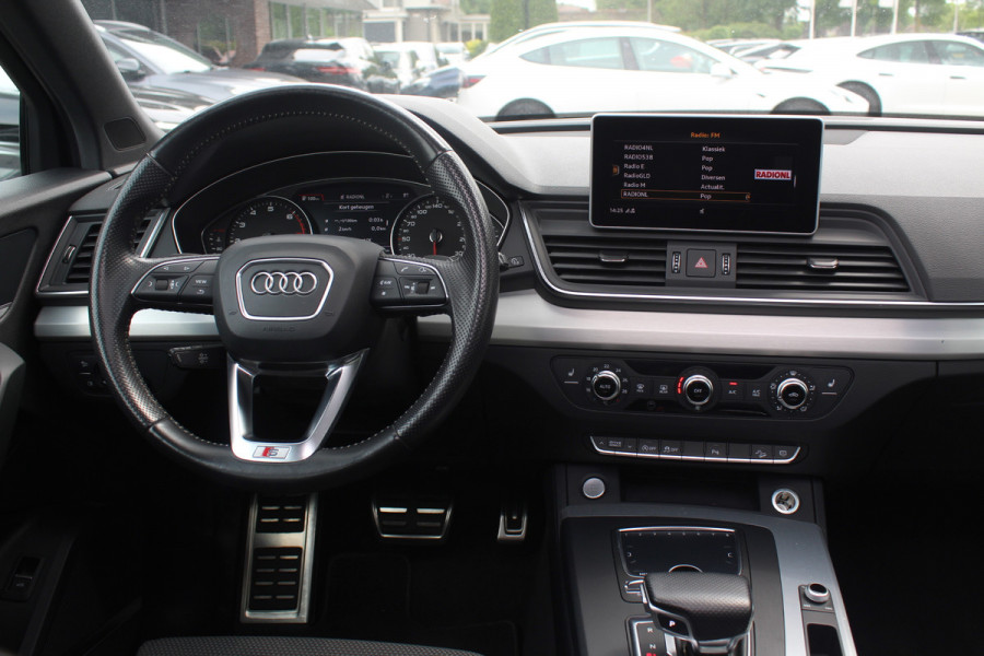 Audi Q5 2.0 TFSI quattro Launch Edition / Trekhaak / Panoramadak / Half leder / B&O / 20'' / Standverwarming / Parkeerhulp V+A / Navigatie / Cruise Control