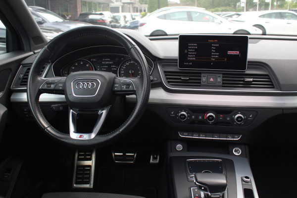 Audi Q5 2.0 TFSI quattro Launch Edition / Trekhaak / Panoramadak / Half leder / B&O / 20'' / Standverwarming / Parkeerhulp V+A / Navigatie / Cruise Control