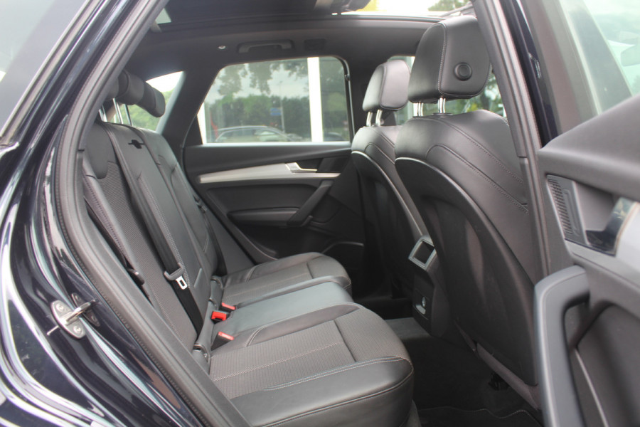 Audi Q5 2.0 TFSI quattro Launch Edition / Trekhaak / Panoramadak / Half leder / B&O / 20'' / Standverwarming / Parkeerhulp V+A / Navigatie / Cruise Control