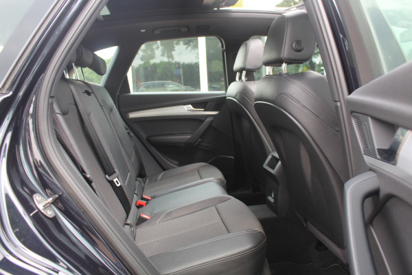 Audi Q5 2.0 TFSI quattro Launch Edition / Trekhaak / Panoramadak / Half leder / B&O / 20'' / Standverwarming / Parkeerhulp V+A / Navigatie / Cruise Control