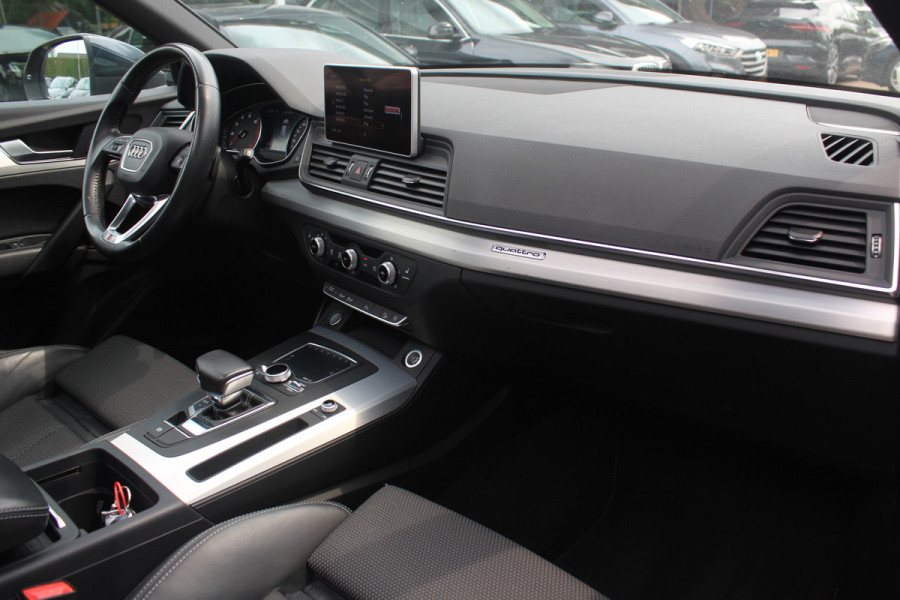 Audi Q5 2.0 TFSI quattro Launch Edition / Trekhaak / Panoramadak / Half leder / B&O / 20'' / Standverwarming / Parkeerhulp V+A / Navigatie / Cruise Control