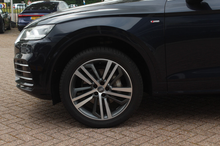 Audi Q5 2.0 TFSI quattro Launch Edition / Trekhaak / Panoramadak / Half leder / B&O / 20'' / Standverwarming / Parkeerhulp V+A / Navigatie / Cruise Control
