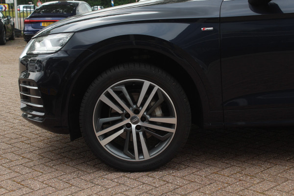 Audi Q5 2.0 TFSI quattro Launch Edition / Trekhaak / Panoramadak / Half leder / B&O / 20'' / Standverwarming / Parkeerhulp V+A / Navigatie / Cruise Control
