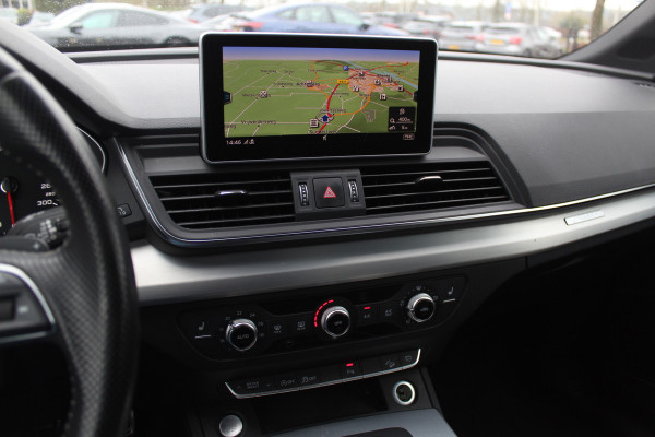 Audi Q5 2.0 TFSI quattro Launch Edition / Trekhaak / Panoramadak / Half leder / B&O / 20'' / Standverwarming / Parkeerhulp V+A / Navigatie / Cruise Control