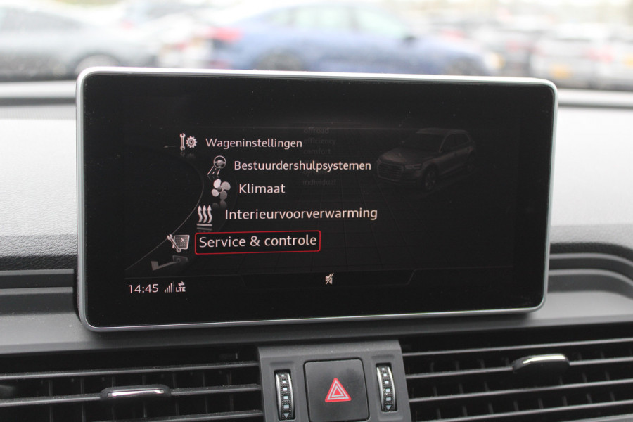 Audi Q5 2.0 TFSI quattro Launch Edition / Trekhaak / Panoramadak / Half leder / B&O / 20'' / Standverwarming / Parkeerhulp V+A / Navigatie / Cruise Control