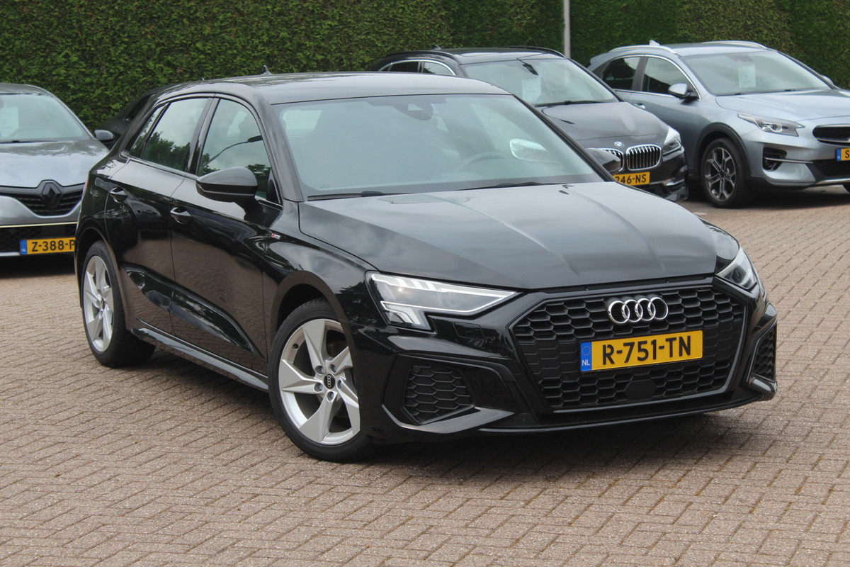 Audi A3 Sportback 30 TFSI S edition 32.429 km! / Virtual Cockpit / Apple CarPlay / Full LED / 17'' / Navigatie / Half leder / Parkeerhulp achter / ACC Audi A3 Sportback 30 TFSI S edition 32.429 km! / Virtual Cockpit / Apple CarPlay / Full LED / 17'' / Navigatie / Half leder / Parkeerhulp achter / ACC