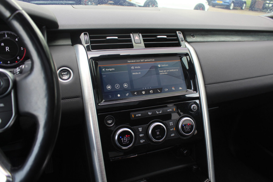Land Rover Discovery 3.0 Td6 HSE Luxury 7p. / Trekhaak / Panoramadak / 360Camera / 22'' / Volleder / Virtual Cockpit / Stuurverwarming / Keyless / Luchtvering / Meridian / DAB / Stoelverwarming / Cruise Control