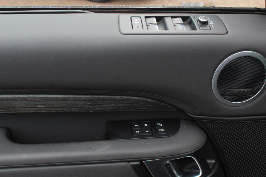 Land Rover Discovery 3.0 Td6 HSE Luxury 7p. / Trekhaak / Panoramadak / 360Camera / 22'' / Volleder / Virtual Cockpit / Stuurverwarming / Keyless / Luchtvering / Meridian / DAB / Stoelverwarming / Cruise Control