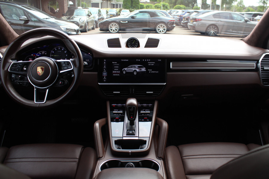 Porsche Cayenne 3.0 E-Hybrid / Trekhaak / 360Camera / Burmester / Sportdesign / Sportchrono / Softclose / 21'' / Luchtvering / Keyless / Stuurverwarming / Matrix LED / DAB