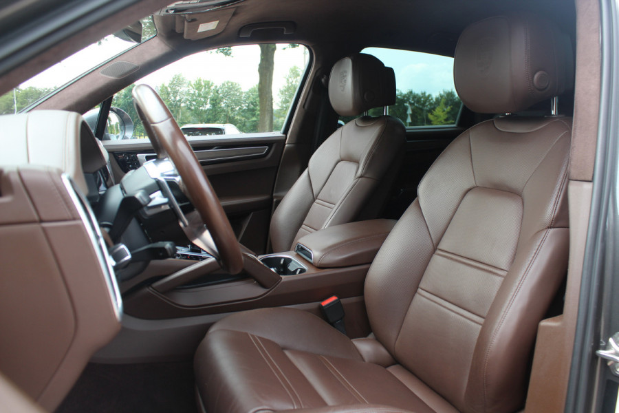 Porsche Cayenne 3.0 E-Hybrid / Trekhaak / 360Camera / Burmester / Sportdesign / Sportchrono / Softclose / 21'' / Luchtvering / Keyless / Stuurverwarming / Matrix LED / DAB