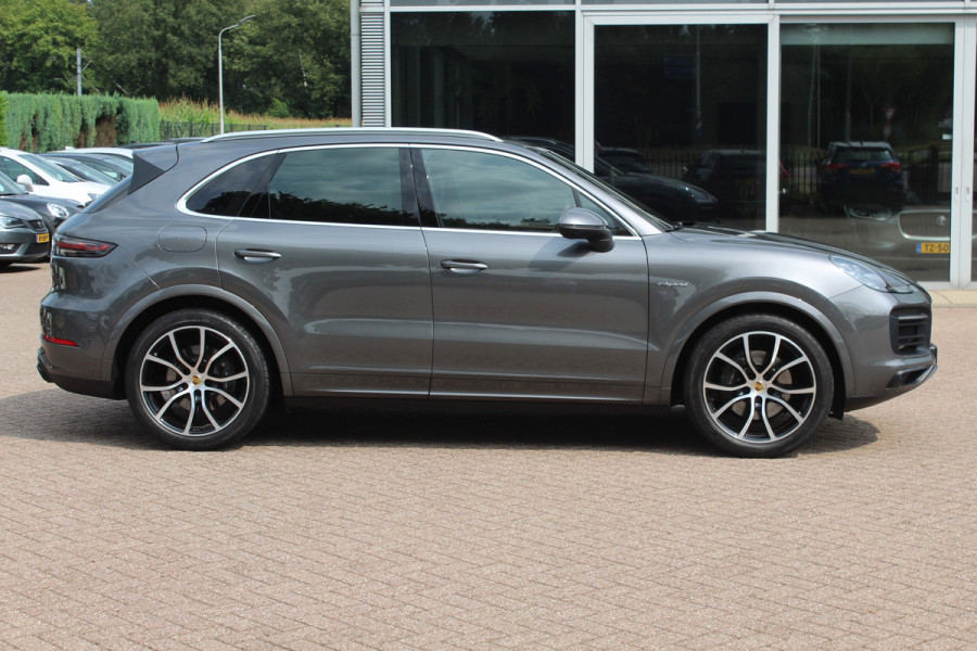 Porsche Cayenne 3.0 E-Hybrid / Trekhaak / 360Camera / Burmester / Sportdesign / Sportchrono / Softclose / 21'' / Luchtvering / Keyless / Stuurverwarming / Matrix LED / DAB