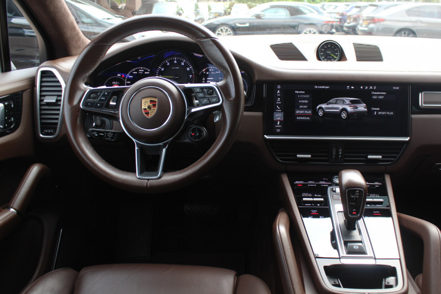Porsche Cayenne 3.0 E-Hybrid / Trekhaak / 360Camera / Burmester / Sportdesign / Sportchrono / Softclose / 21'' / Luchtvering / Keyless / Stuurverwarming / Matrix LED / DAB