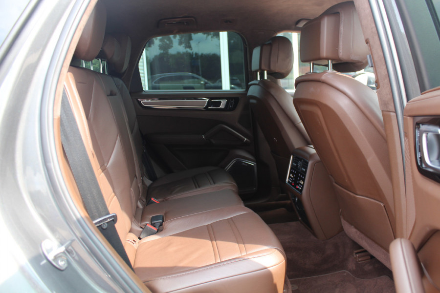 Porsche Cayenne 3.0 E-Hybrid / Trekhaak / 360Camera / Burmester / Sportdesign / Sportchrono / Softclose / 21'' / Luchtvering / Keyless / Stuurverwarming / Matrix LED / DAB