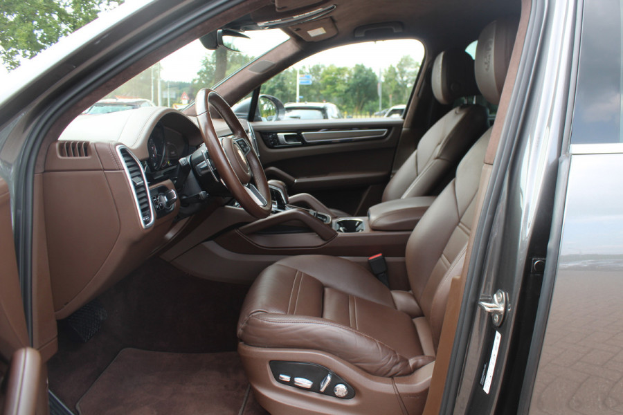 Porsche Cayenne 3.0 E-Hybrid / Trekhaak / 360Camera / Burmester / Sportdesign / Sportchrono / Softclose / 21'' / Luchtvering / Keyless / Stuurverwarming / Matrix LED / DAB