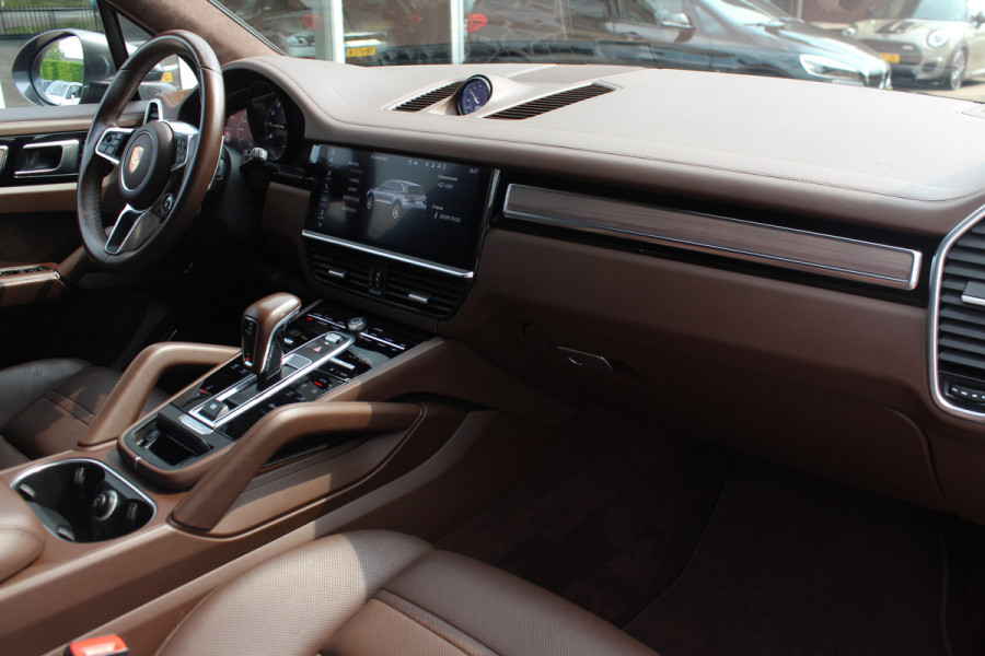 Porsche Cayenne 3.0 E-Hybrid / Trekhaak / 360Camera / Burmester / Sportdesign / Sportchrono / Softclose / 21'' / Luchtvering / Keyless / Stuurverwarming / Matrix LED / DAB