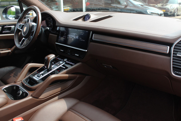Porsche Cayenne 3.0 E-Hybrid / Trekhaak / 360Camera / Burmester / Sportdesign / Sportchrono / Softclose / 21'' / Luchtvering / Keyless / Stuurverwarming / Matrix LED / DAB