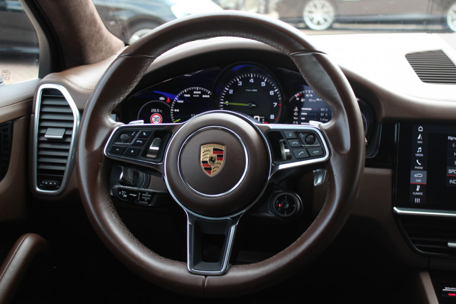 Porsche Cayenne 3.0 E-Hybrid / Trekhaak / 360Camera / Burmester / Sportdesign / Sportchrono / Softclose / 21'' / Luchtvering / Keyless / Stuurverwarming / Matrix LED / DAB