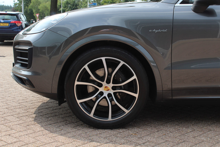 Porsche Cayenne 3.0 E-Hybrid / Trekhaak / 360Camera / Burmester / Sportdesign / Sportchrono / Softclose / 21'' / Luchtvering / Keyless / Stuurverwarming / Matrix LED / DAB