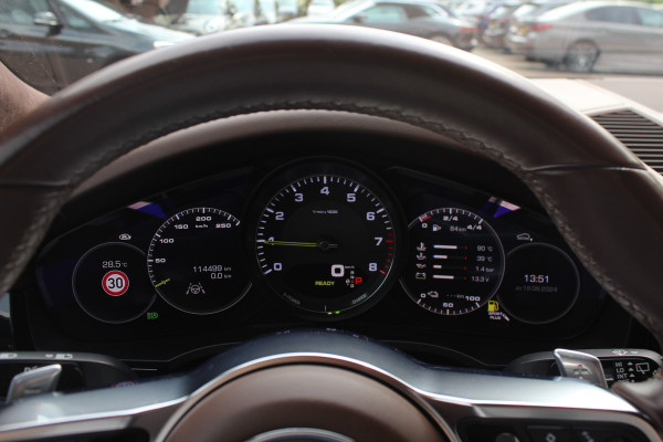 Porsche Cayenne 3.0 E-Hybrid / Trekhaak / 360Camera / Burmester / Sportdesign / Sportchrono / Softclose / 21'' / Luchtvering / Keyless / Stuurverwarming / Matrix LED / DAB