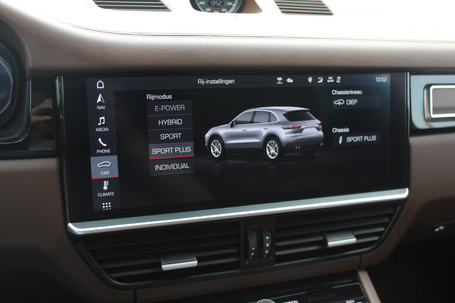 Porsche Cayenne 3.0 E-Hybrid / Trekhaak / 360Camera / Burmester / Sportdesign / Sportchrono / Softclose / 21'' / Luchtvering / Keyless / Stuurverwarming / Matrix LED / DAB