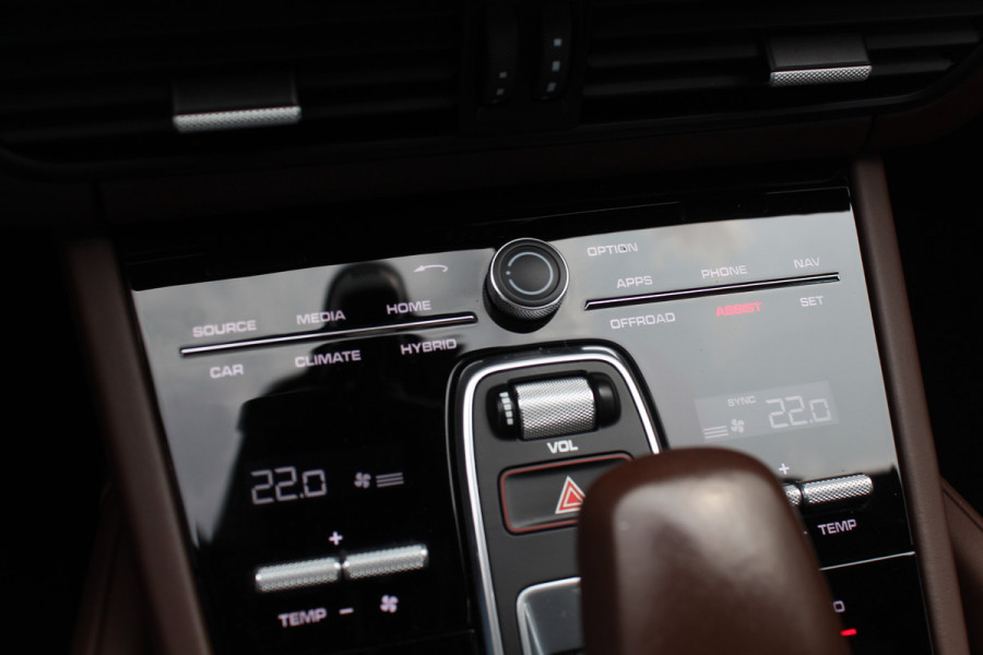 Porsche Cayenne 3.0 E-Hybrid / Trekhaak / 360Camera / Burmester / Sportdesign / Sportchrono / Softclose / 21'' / Luchtvering / Keyless / Stuurverwarming / Matrix LED / DAB