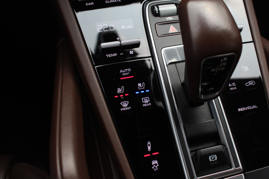 Porsche Cayenne 3.0 E-Hybrid / Trekhaak / 360Camera / Burmester / Sportdesign / Sportchrono / Softclose / 21'' / Luchtvering / Keyless / Stuurverwarming / Matrix LED / DAB