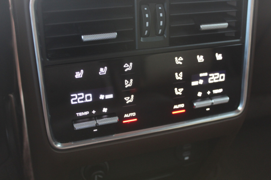 Porsche Cayenne 3.0 E-Hybrid / Trekhaak / 360Camera / Burmester / Sportdesign / Sportchrono / Softclose / 21'' / Luchtvering / Keyless / Stuurverwarming / Matrix LED / DAB