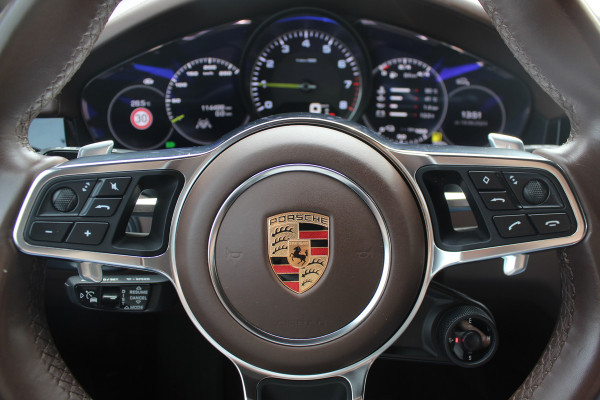 Porsche Cayenne 3.0 E-Hybrid / Trekhaak / 360Camera / Burmester / Sportdesign / Sportchrono / Softclose / 21'' / Luchtvering / Keyless / Stuurverwarming / Matrix LED / DAB