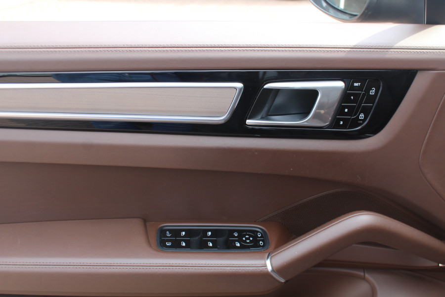 Porsche Cayenne 3.0 E-Hybrid / Trekhaak / 360Camera / Burmester / Sportdesign / Sportchrono / Softclose / 21'' / Luchtvering / Keyless / Stuurverwarming / Matrix LED / DAB