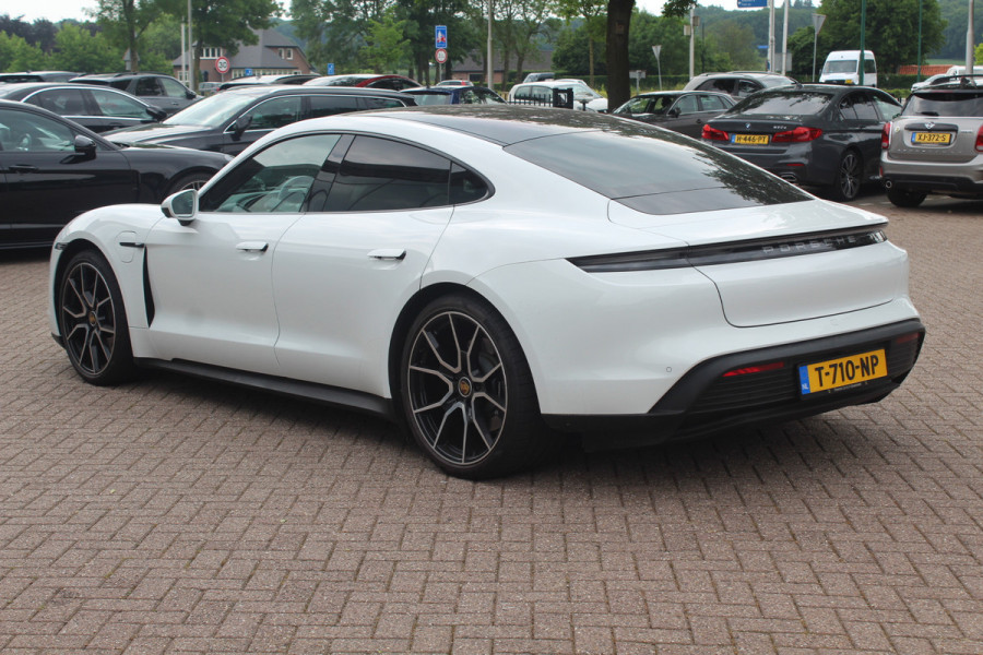 Porsche Taycan Performance 84 kWh / Panoramadak / 360Camera / Luchtvering / 20'' / Dodehoek / Stuurverwarming / Getint glas / Stoelverwarming / Warmtepomp