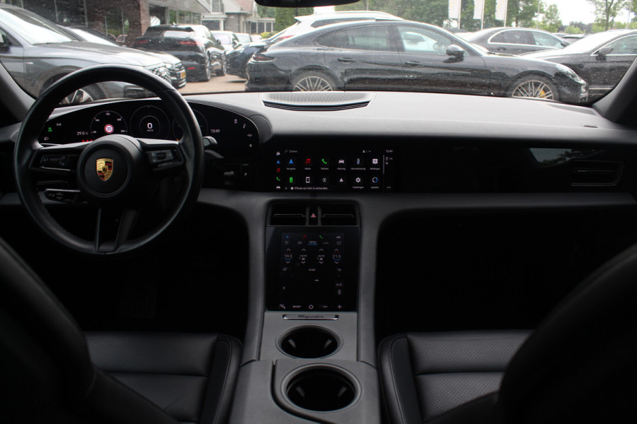 Porsche Taycan Performance 84 kWh / Panoramadak / 360Camera / Luchtvering / 20'' / Dodehoek / Stuurverwarming / Getint glas / Stoelverwarming / Warmtepomp