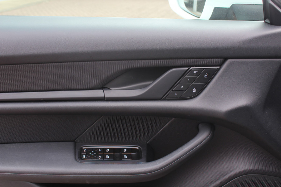 Porsche Taycan Performance 84 kWh / Panoramadak / 360Camera / Luchtvering / 20'' / Dodehoek / Stuurverwarming / Getint glas / Stoelverwarming / Warmtepomp