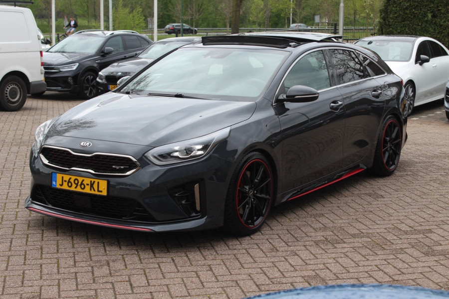 Kia ProCeed 1.6 T-GDI GT / Panoramadak / Camera / Leder&Alcantara / 18'' / Keyless / JBL / DAB / Sideskirts / Stuurverwarming / Stoelverwarming / DAB / Dodehoek / ACC