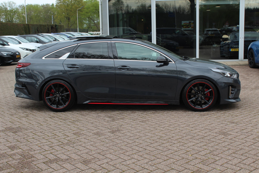 Kia ProCeed 1.6 T-GDI GT / Panoramadak / Camera / Leder&Alcantara / 18'' / Keyless / JBL / DAB / Sideskirts / Stuurverwarming / Stoelverwarming / DAB / Dodehoek / ACC