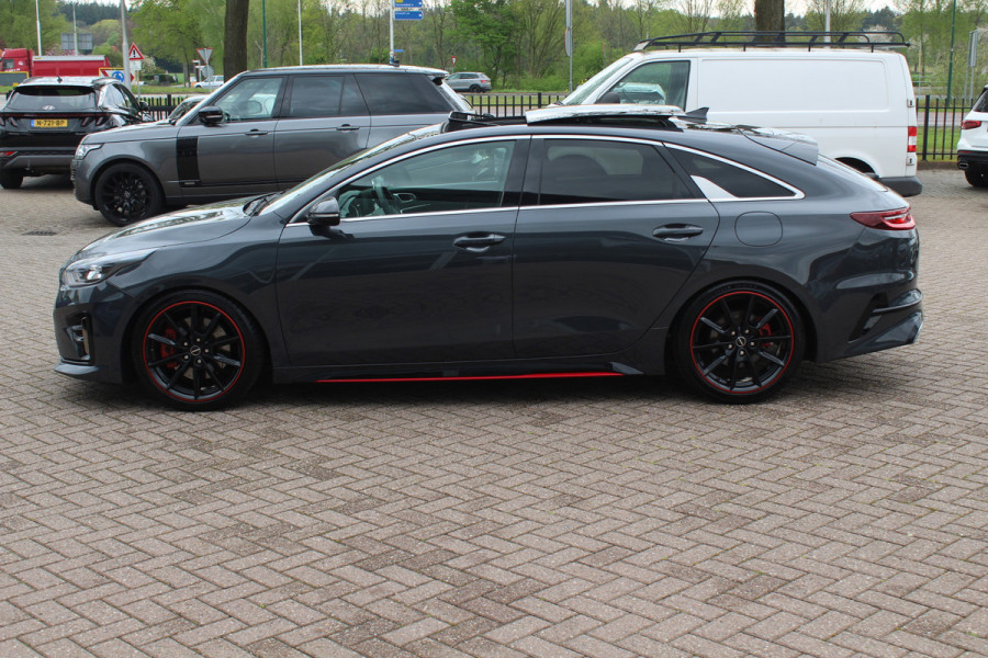 Kia ProCeed 1.6 T-GDI GT / Panoramadak / Camera / Leder&Alcantara / 18'' / Keyless / JBL / DAB / Sideskirts / Stuurverwarming / Stoelverwarming / DAB / Dodehoek / ACC