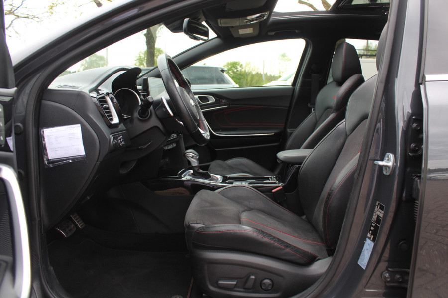 Kia ProCeed 1.6 T-GDI GT / Panoramadak / Camera / Leder&Alcantara / 18'' / Keyless / JBL / DAB / Sideskirts / Stuurverwarming / Stoelverwarming / DAB / Dodehoek / ACC