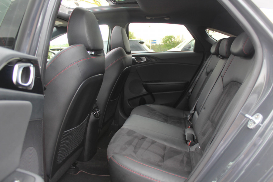 Kia ProCeed 1.6 T-GDI GT / Panoramadak / Camera / Leder&Alcantara / 18'' / Keyless / JBL / DAB / Sideskirts / Stuurverwarming / Stoelverwarming / DAB / Dodehoek / ACC