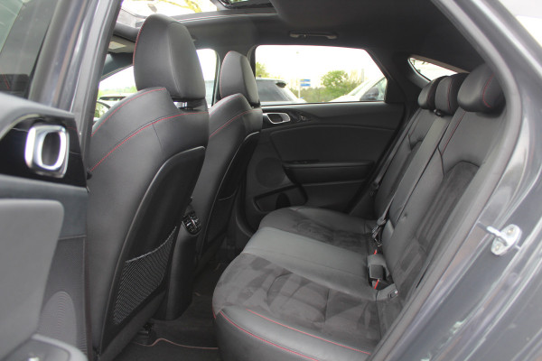 Kia ProCeed 1.6 T-GDI GT / Panoramadak / Camera / Leder&Alcantara / 18'' / Keyless / JBL / DAB / Sideskirts / Stuurverwarming / Stoelverwarming / DAB / Dodehoek / ACC