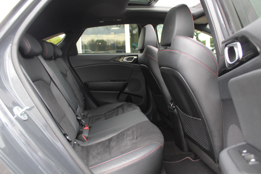 Kia ProCeed 1.6 T-GDI GT / Panoramadak / Camera / Leder&Alcantara / 18'' / Keyless / JBL / DAB / Sideskirts / Stuurverwarming / Stoelverwarming / DAB / Dodehoek / ACC