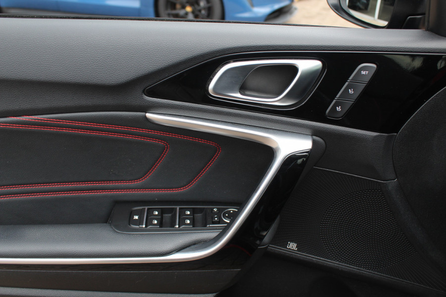 Kia ProCeed 1.6 T-GDI GT / Panoramadak / Camera / Leder&Alcantara / 18'' / Keyless / JBL / DAB / Sideskirts / Stuurverwarming / Stoelverwarming / DAB / Dodehoek / ACC