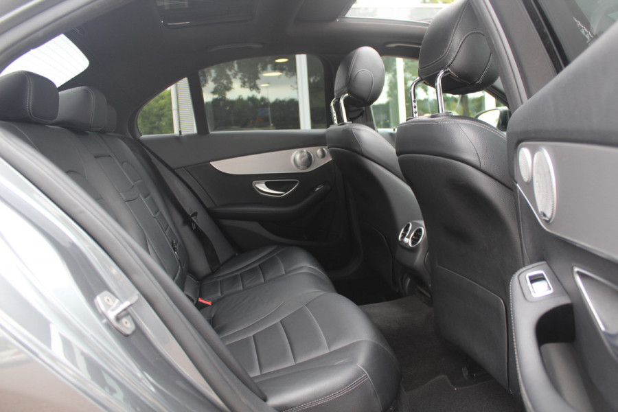 Mercedes-Benz C-Klasse 180 Sport Edition Premium Plus / Panoramadak / 360Camera / Burmester / Leder / 19'' / Sfeerverlichting / Memory seats / Nightpakket / Navigatie / Dodehoek / Cruise Control