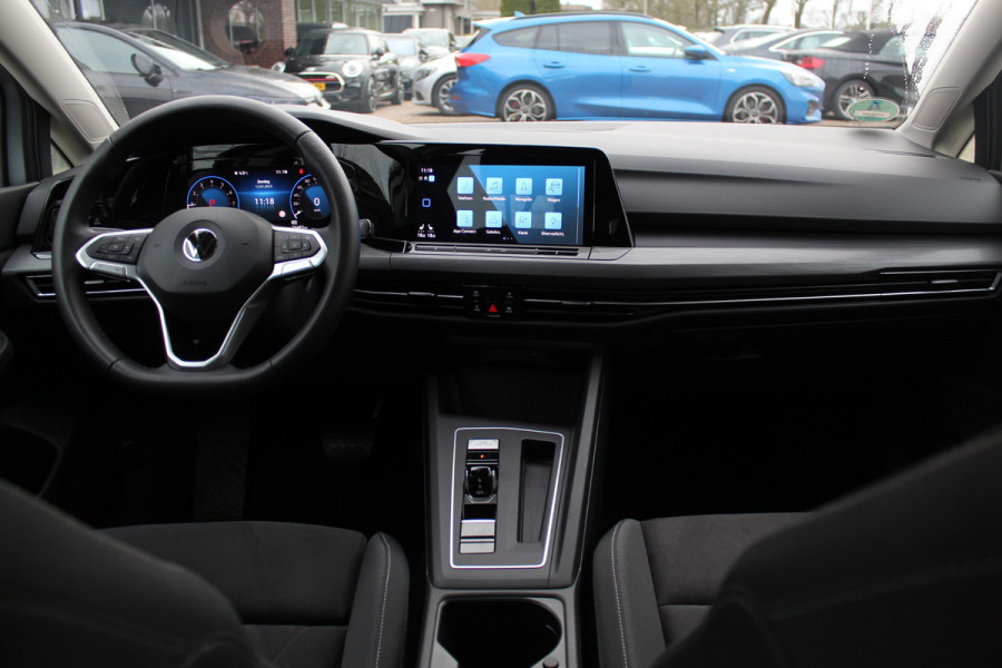 Volkswagen Golf 1.5 eTSI Style / Camera / Head-up / Virtual Cockpit / Leder&Alcantara / 17'' / Keyless / ACC / DAB / Full LED / Stoelverwarming