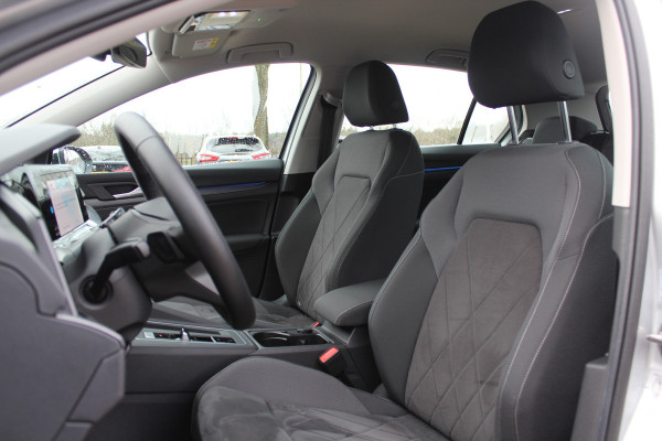 Volkswagen Golf 1.5 eTSI Style / Camera / Head-up / Virtual Cockpit / Leder&Alcantara / 17'' / Keyless / ACC / DAB / Full LED / Stoelverwarming
