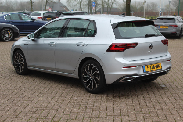 Volkswagen Golf 1.5 eTSI Style / Camera / Head-up / Virtual Cockpit / Leder&Alcantara / 17'' / Keyless / ACC / DAB / Full LED / Stoelverwarming