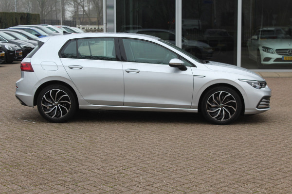 Volkswagen Golf 1.5 eTSI Style / Camera / Head-up / Virtual Cockpit / Leder&Alcantara / 17'' / Keyless / ACC / DAB / Full LED / Stoelverwarming