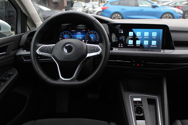 Volkswagen Golf 1.5 eTSI Style / Camera / Head-up / Virtual Cockpit / Leder&Alcantara / 17'' / Keyless / ACC / DAB / Full LED / Stoelverwarming