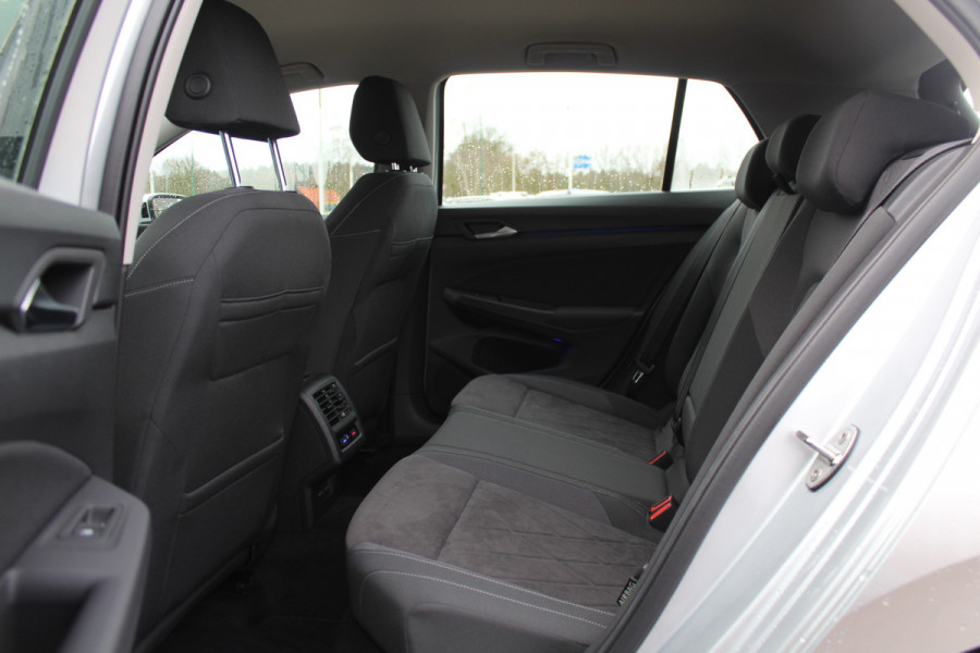Volkswagen Golf 1.5 eTSI Style / Camera / Head-up / Virtual Cockpit / Leder&Alcantara / 17'' / Keyless / ACC / DAB / Full LED / Stoelverwarming