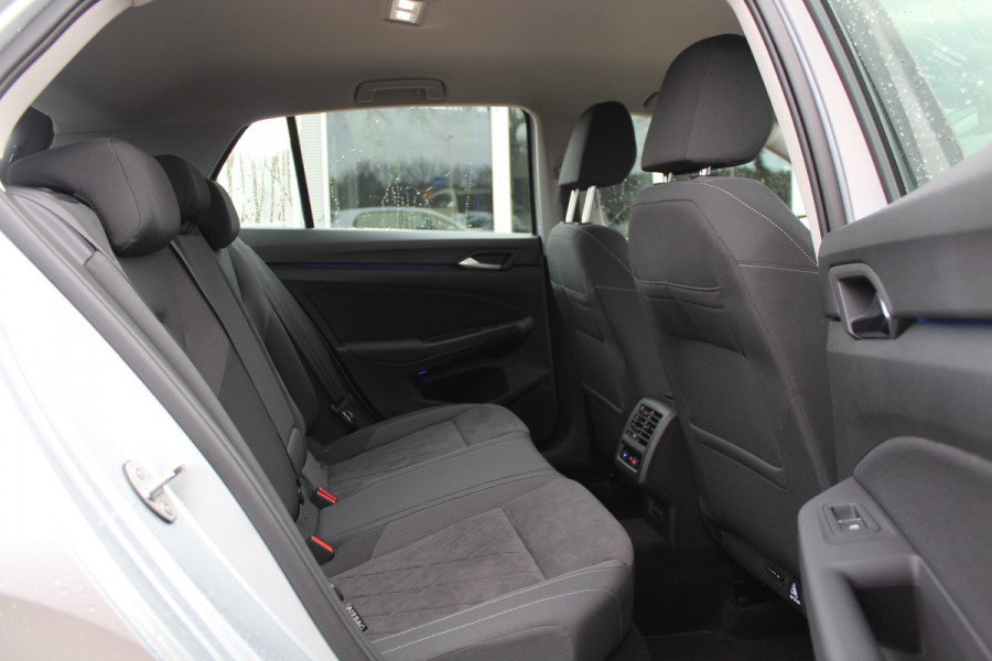 Volkswagen Golf 1.5 eTSI Style / Camera / Head-up / Virtual Cockpit / Leder&Alcantara / 17'' / Keyless / ACC / DAB / Full LED / Stoelverwarming